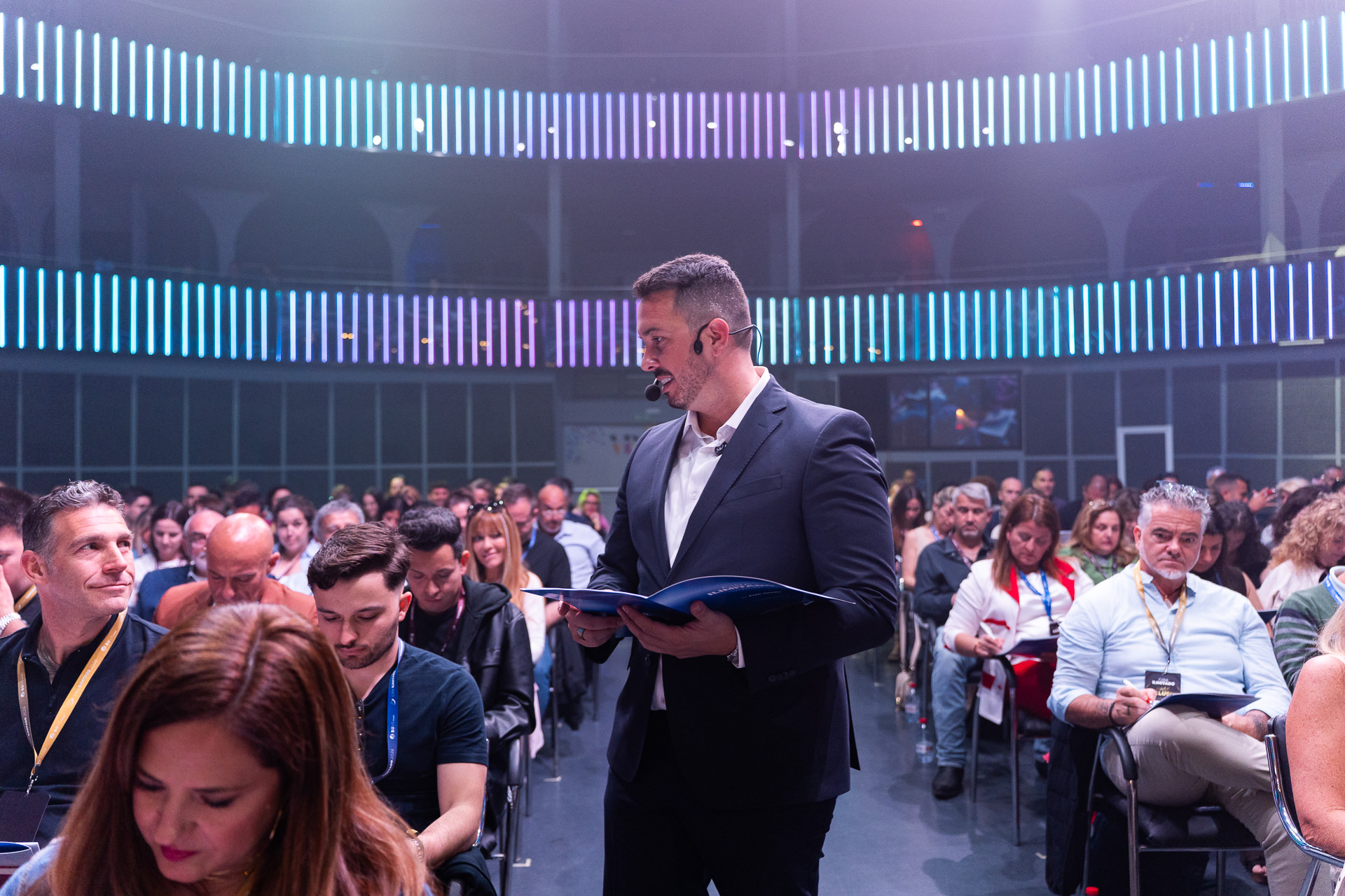 Fran Tirado en el evento Ilimitado Alicante 2026, entre el público con auricular y micrófono